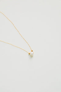 Simple Pearl Pendant Necklace